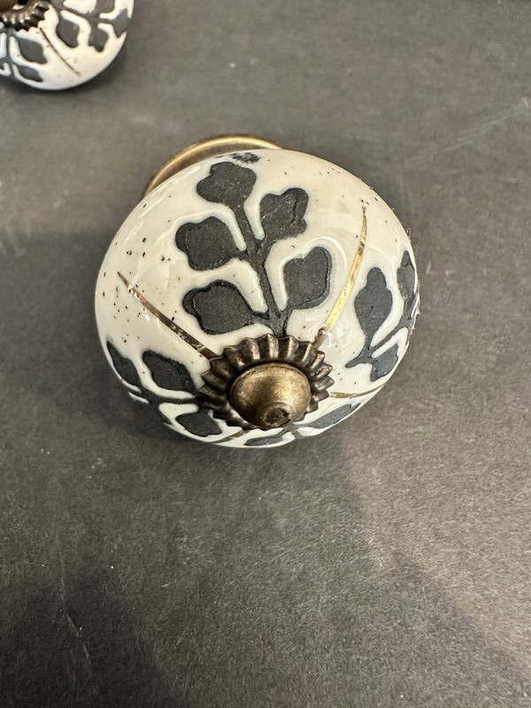 Drawer Knob Pulls CREAMIC WHITE AND BLACKISH GREY Set 5 gallery