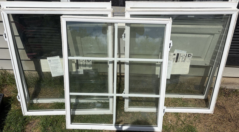 Pella Modern White Vinyl Sliding Window Double-Pane Colonial Grids Lock