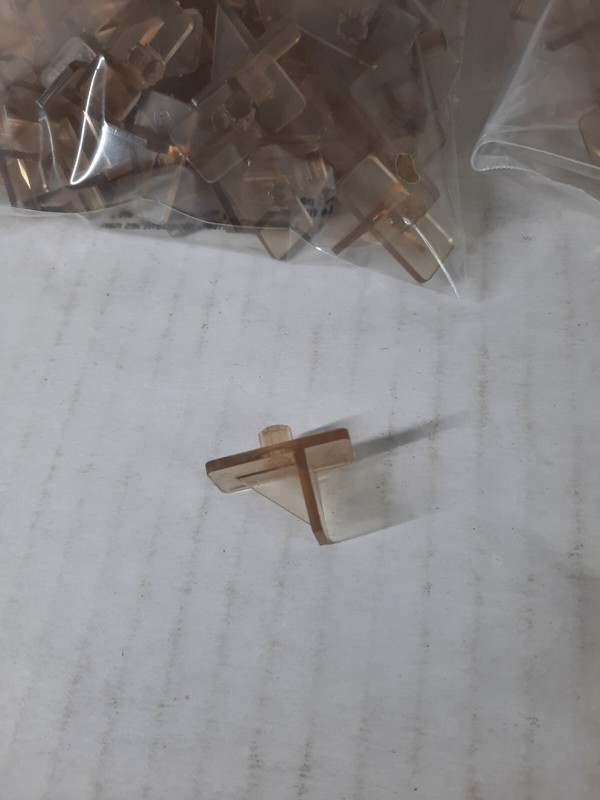 Shelf Support Clips Translucent Smoke Plastic For 1/4" Hole Bags of 100 gallery