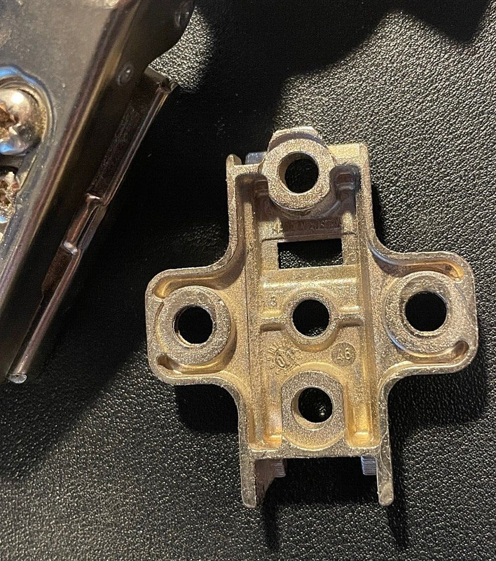 GRASS Hinge 1006-30, #046 Baseplate, Clip On 110° Self Close Spring Full O'lay gallery