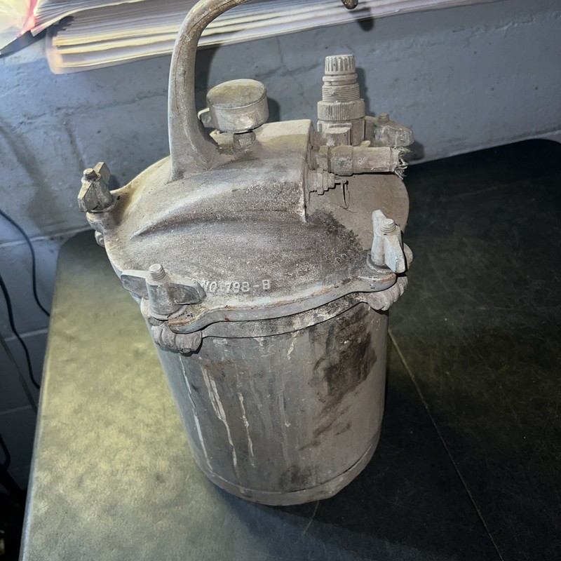VINTAGE SPEEDY SPRAYER PAINT TANK MODEL 793-8 W.R.BROWN CO. CHICAGO,ILL 2.5 Gal. gallery