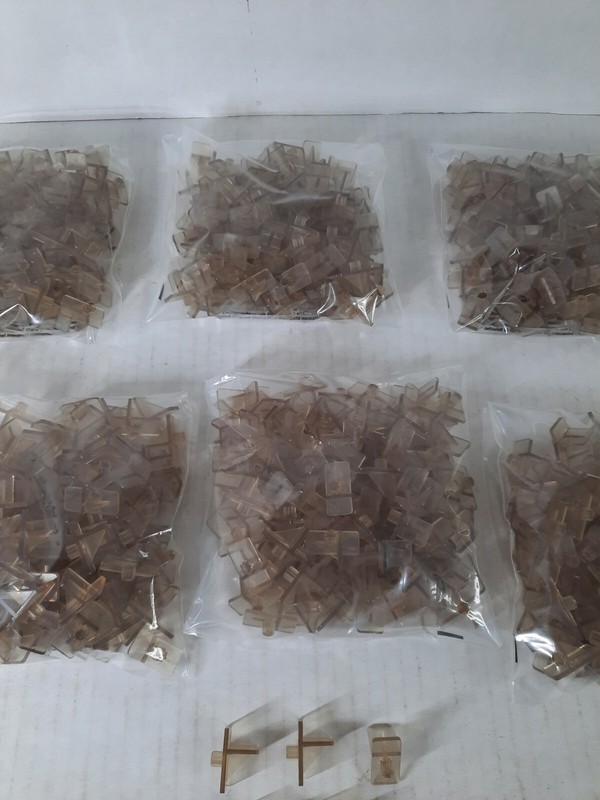 Shelf Support Clips Translucent Smoke Plastic For 1/4" Hole Bags of 100 gallery