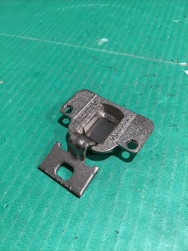 Single (1) Amerock 2110 Cabinet Hinge Self Closing Base Plate 7/16″ OL ( 06U )