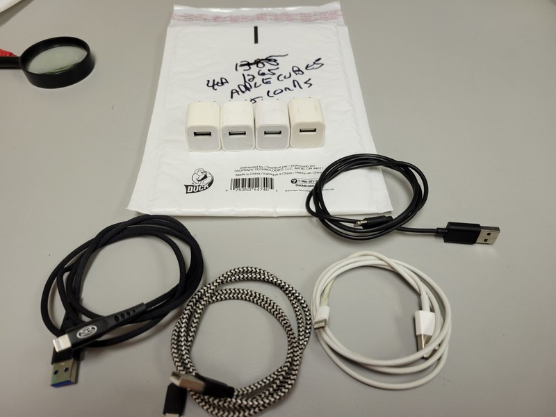 4ea APPLE 1265 IPHONE USB WALL ADAPTER & 4ea lightning cable